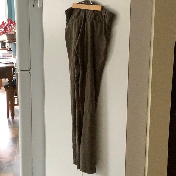 Light weight dress pants with pleats and pockets - Picture 2 of 6